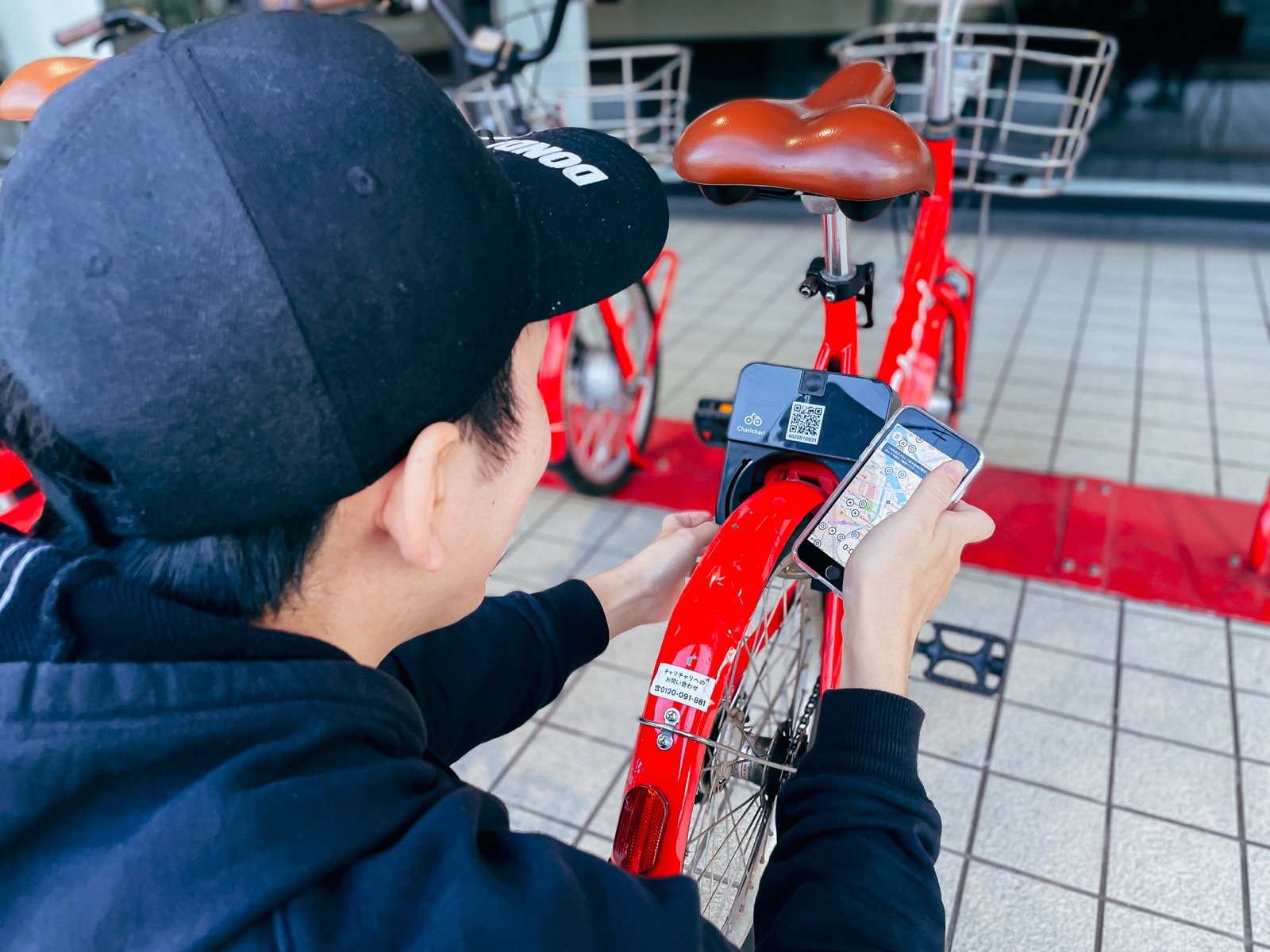 チャリチャリ車体のQRコードをスマートフォンアプリで読み取る利用者